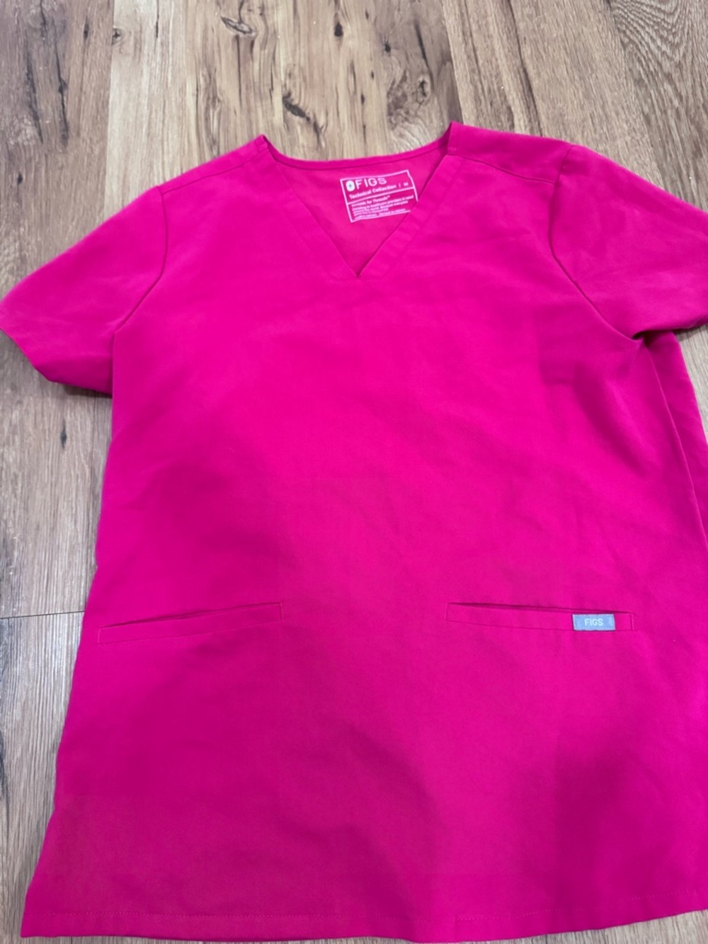 FIGS casma 3 pocket scrub top ultra rose